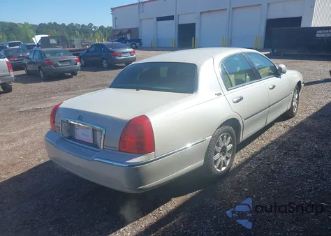 2007 Lincoln Town Car Signature Limited from USA, damaged, VIN 1LNHM82W07Y614464